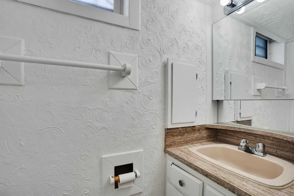 3935 14 Avenue NE Calgary AB T2A 4A5