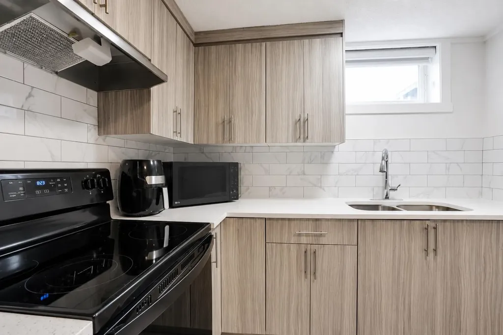3935 14 Avenue NE Calgary AB T2A 4A5