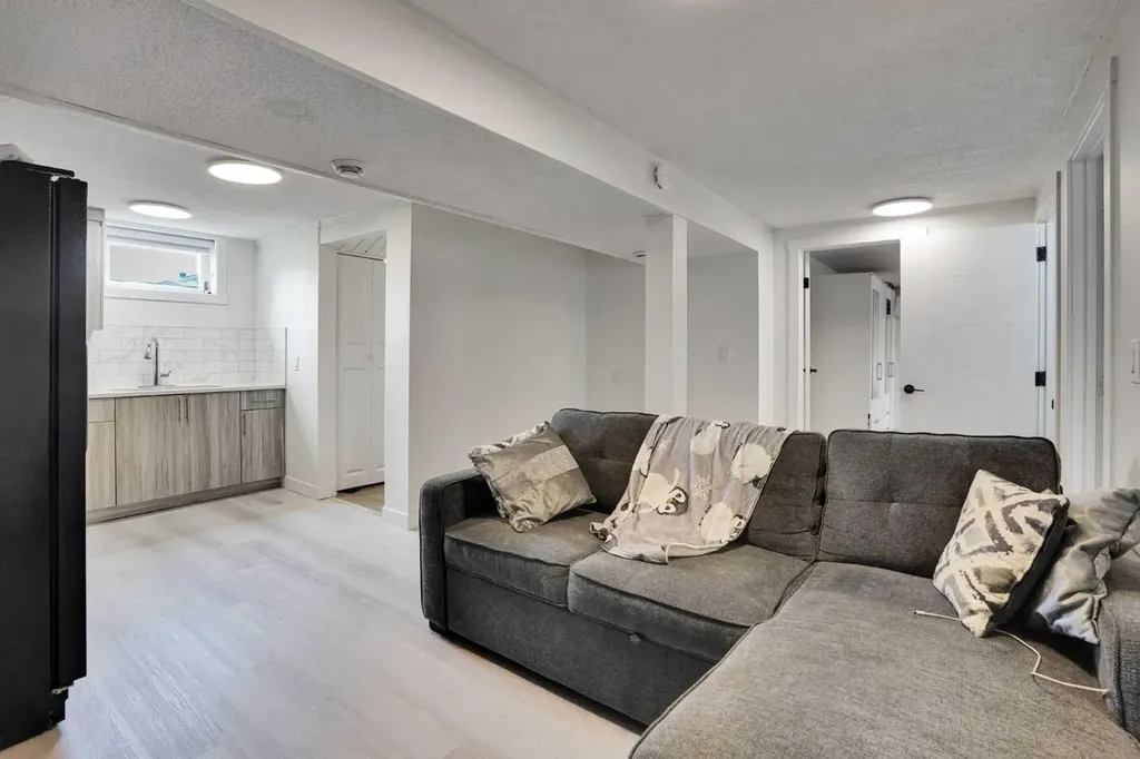 3935 14 Avenue NE Calgary AB T2A 4A5