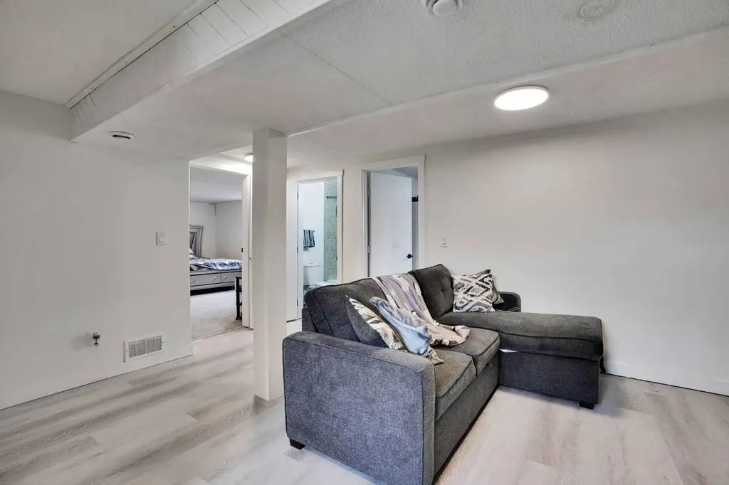 3935 14 Avenue NE Calgary AB T2A 4A5