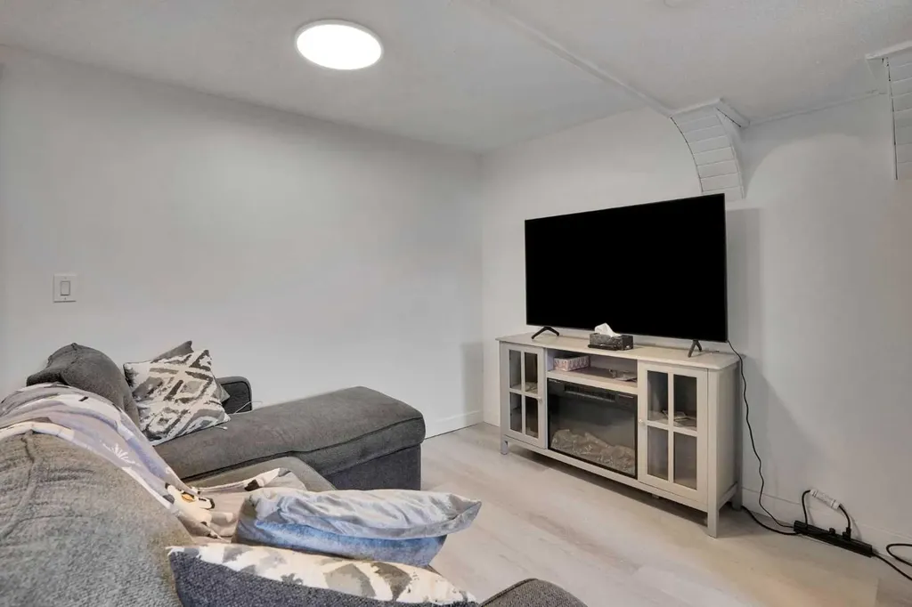 3935 14 Avenue NE Calgary AB T2A 4A5