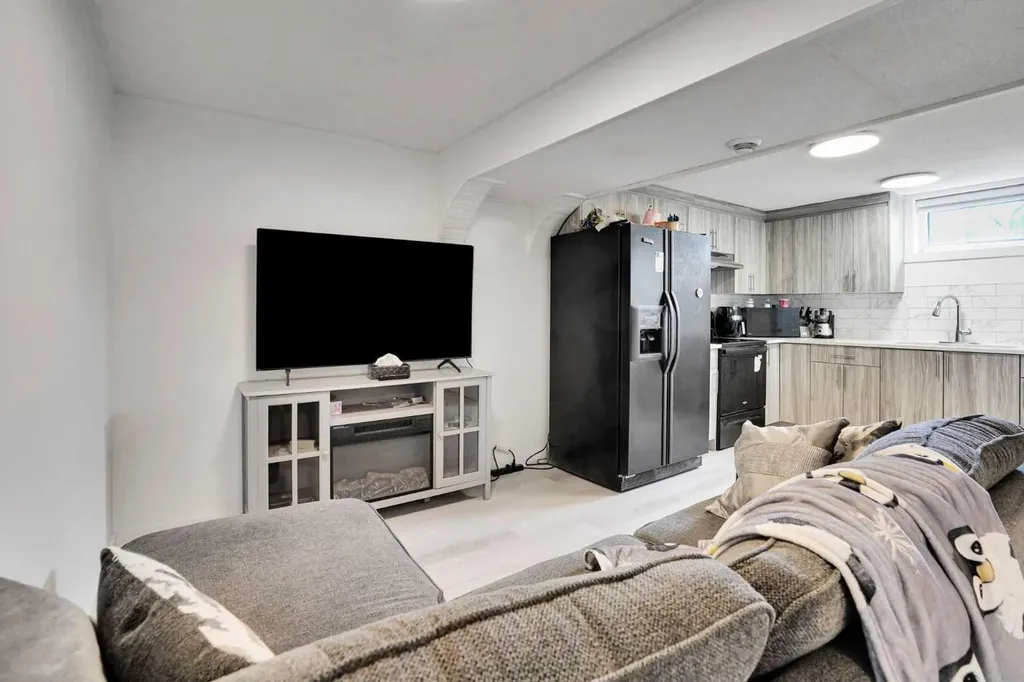 3935 14 Avenue NE Calgary AB T2A 4A5