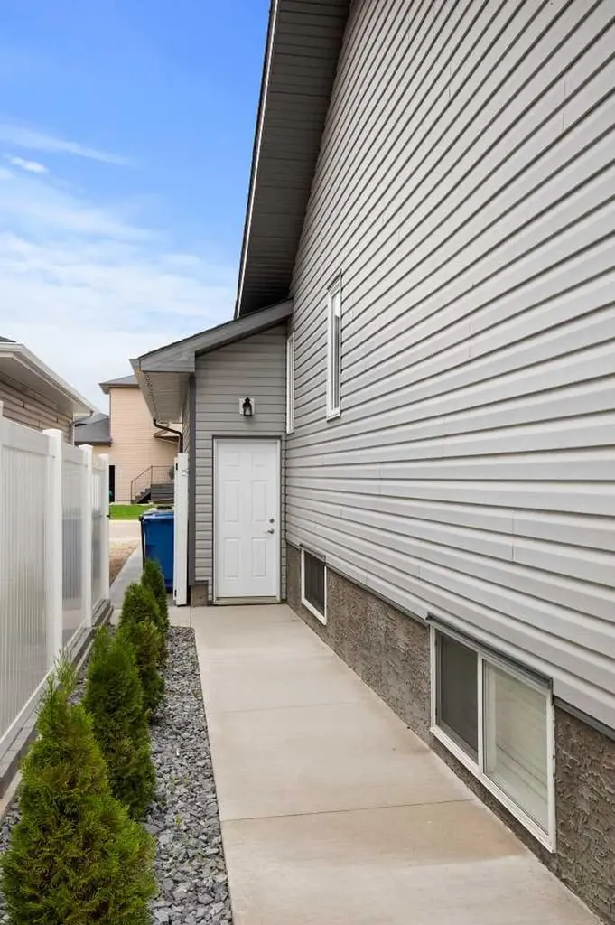 104 Somerside Way SE Medicine Hat AB T1B0M2