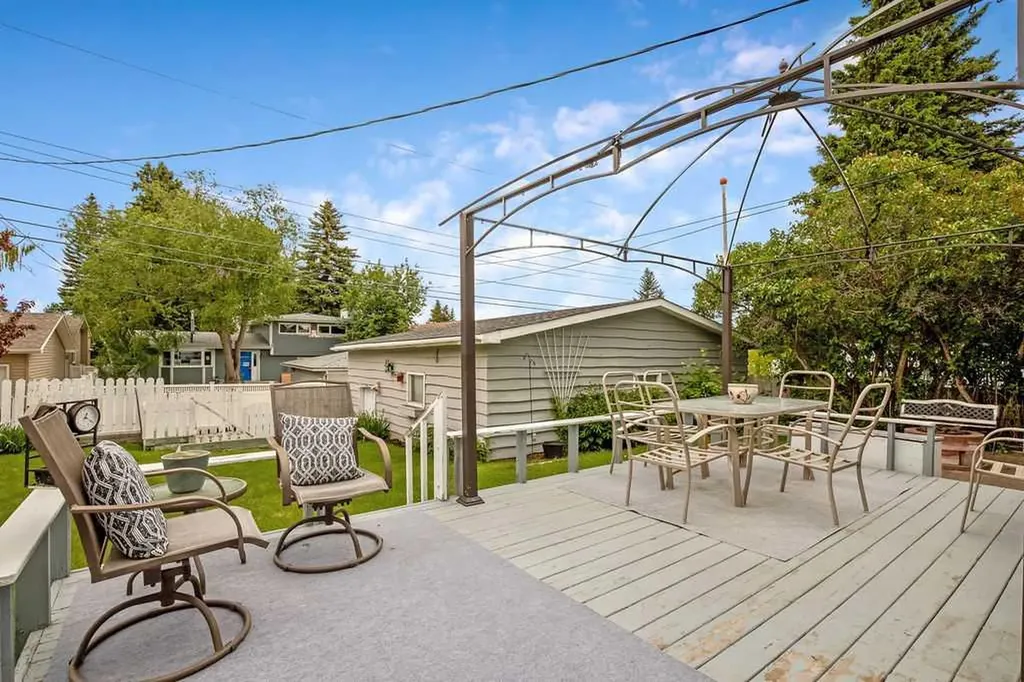 1112 Lake Sylvan Place SE Calgary AB T2J 2P6