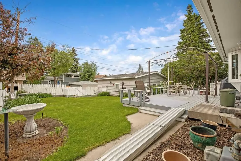 1112 Lake Sylvan Place SE Calgary AB T2J 2P6