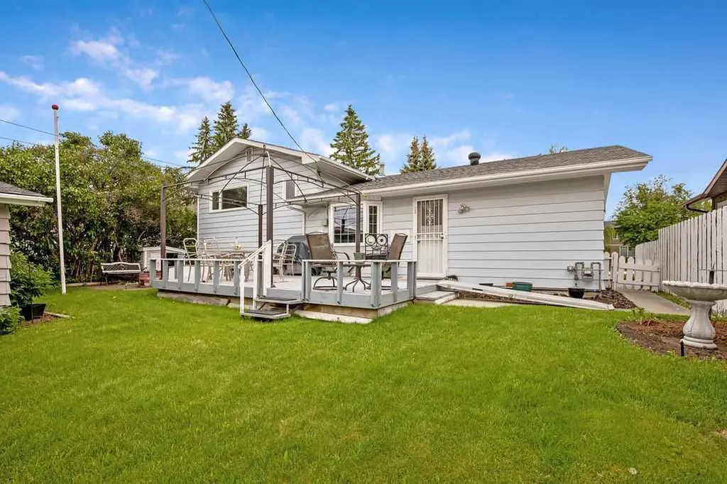 1112 Lake Sylvan Place SE Calgary AB T2J 2P6