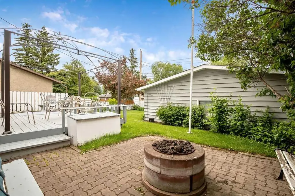 1112 Lake Sylvan Place SE Calgary AB T2J 2P6
