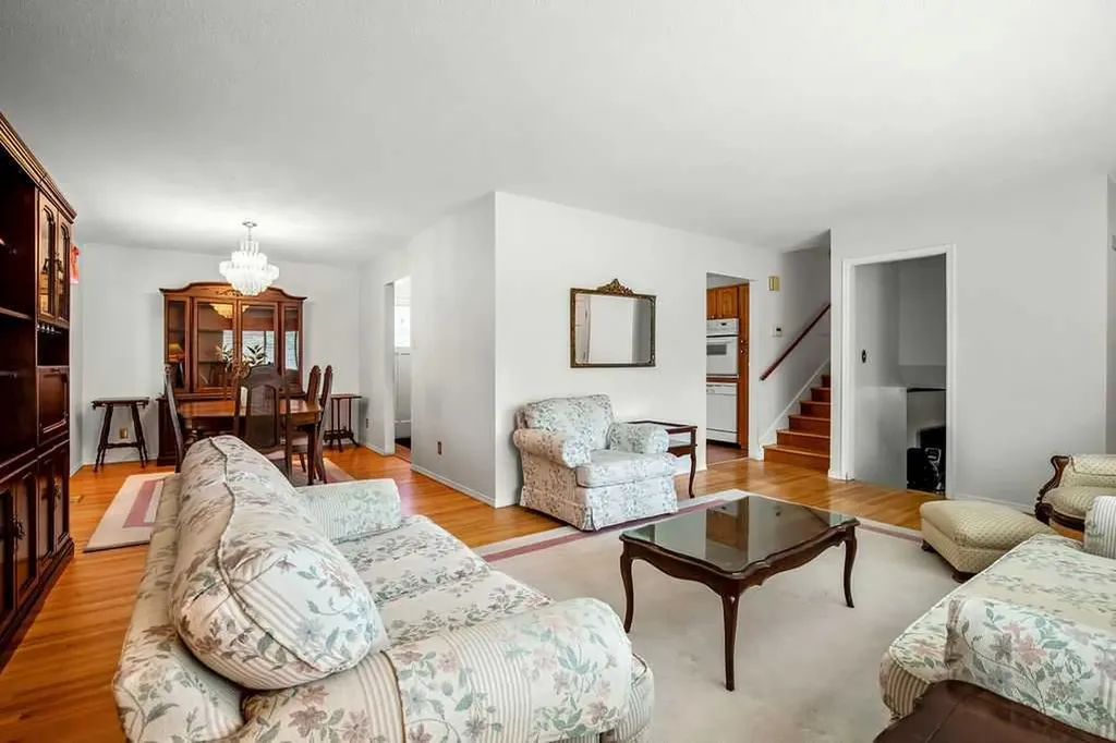1112 Lake Sylvan Place SE Calgary AB T2J 2P6
