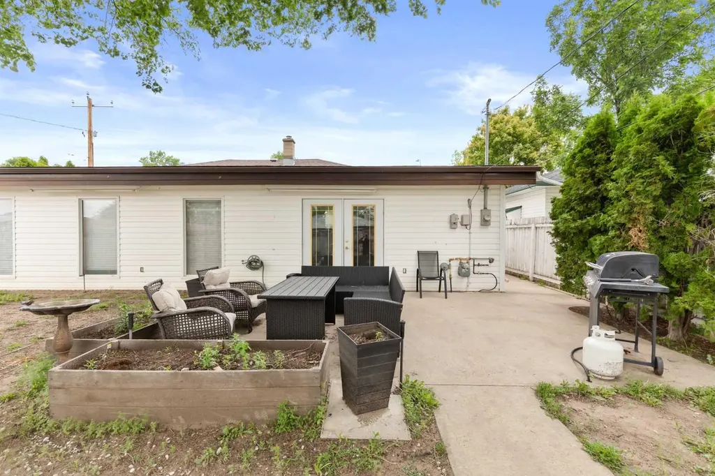 409 8 Street NE Medicine Hat AB T1A 5R8
