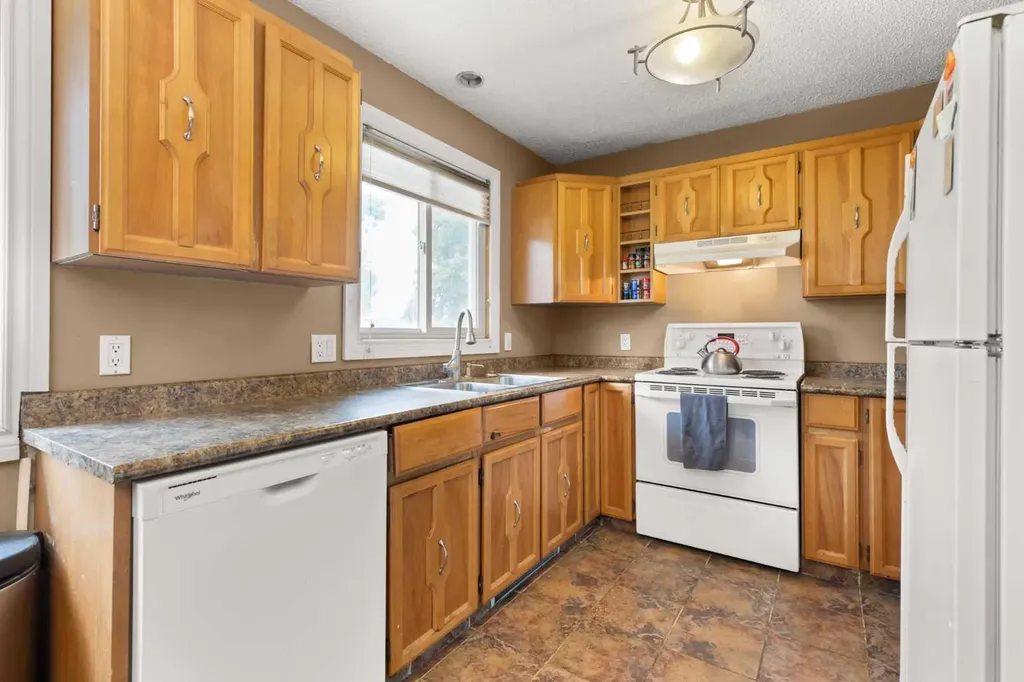 409 8 Street NE Medicine Hat AB T1A 5R8