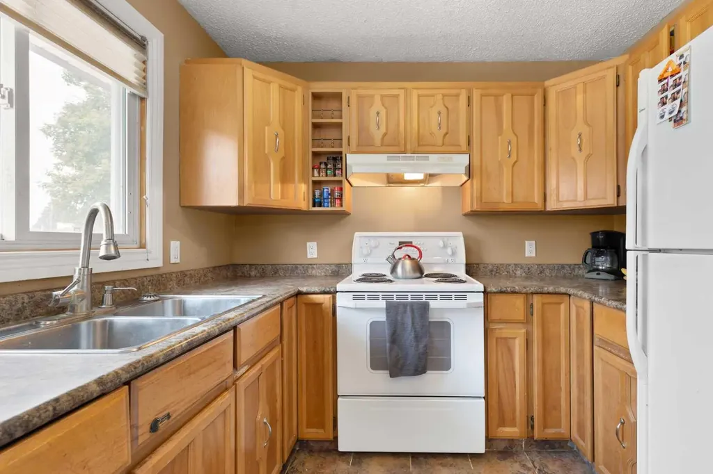 409 8 Street NE Medicine Hat AB T1A 5R8