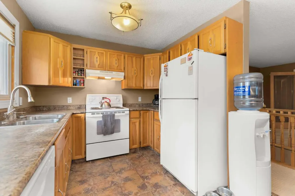 409 8 Street NE Medicine Hat AB T1A 5R8