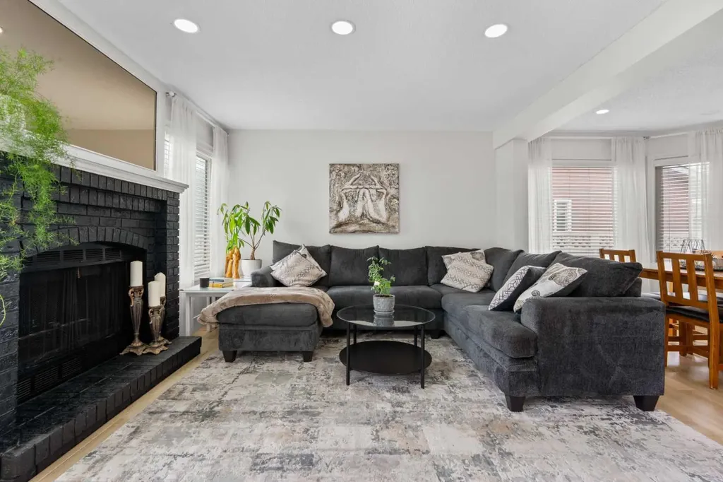 957 Applewood Drive SE Calgary AB T2A 7M7