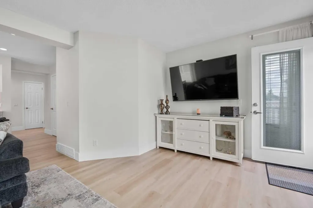 957 Applewood Drive SE Calgary AB T2A 7M7