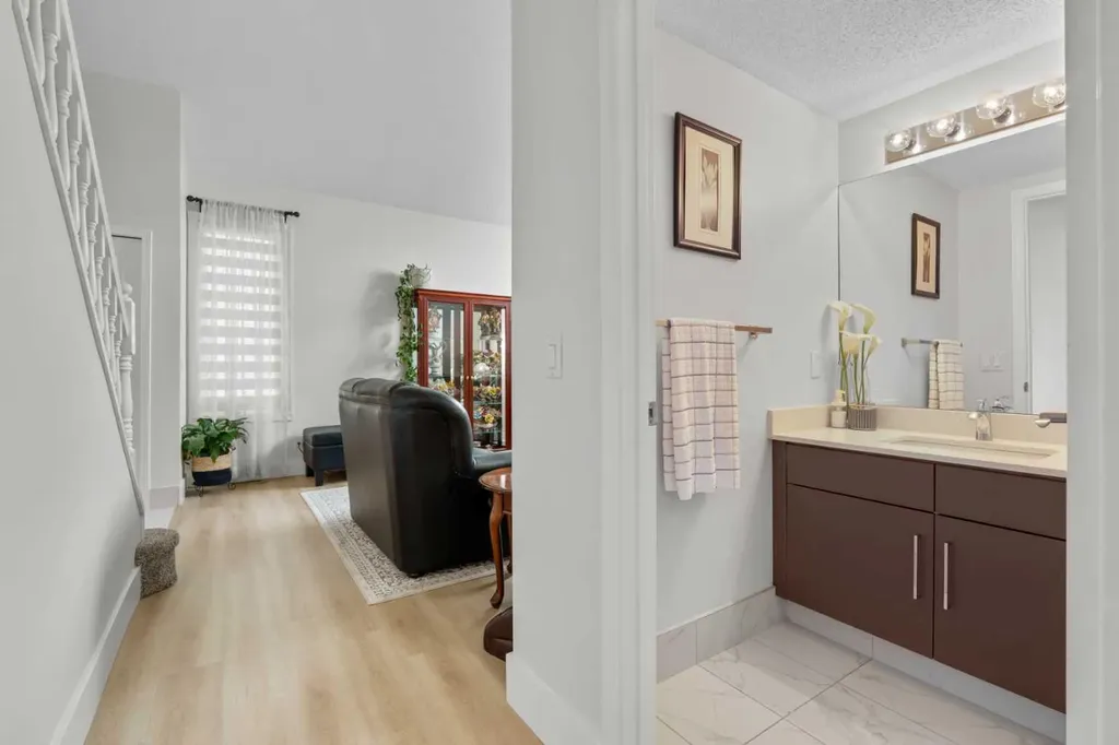 957 Applewood Drive SE Calgary AB T2A 7M7