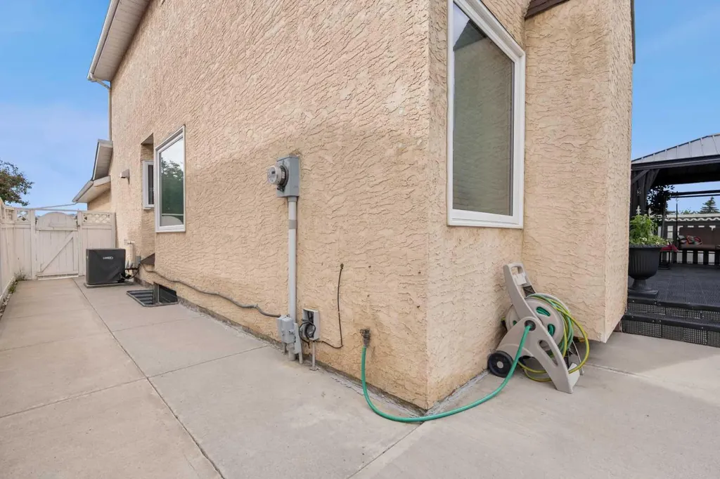 957 Applewood Drive SE Calgary AB T2A 7M7