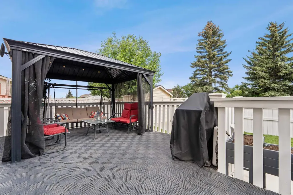 957 Applewood Drive SE Calgary AB T2A 7M7