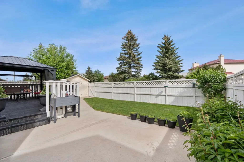 957 Applewood Drive SE Calgary AB T2A 7M7