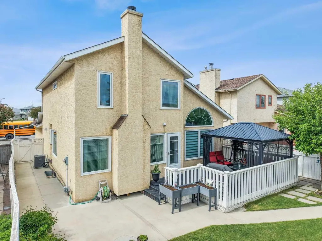 957 Applewood Drive SE Calgary AB T2A 7M7