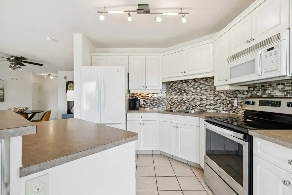6102 Valleyview Park SE Calgary AB T2B 3R6