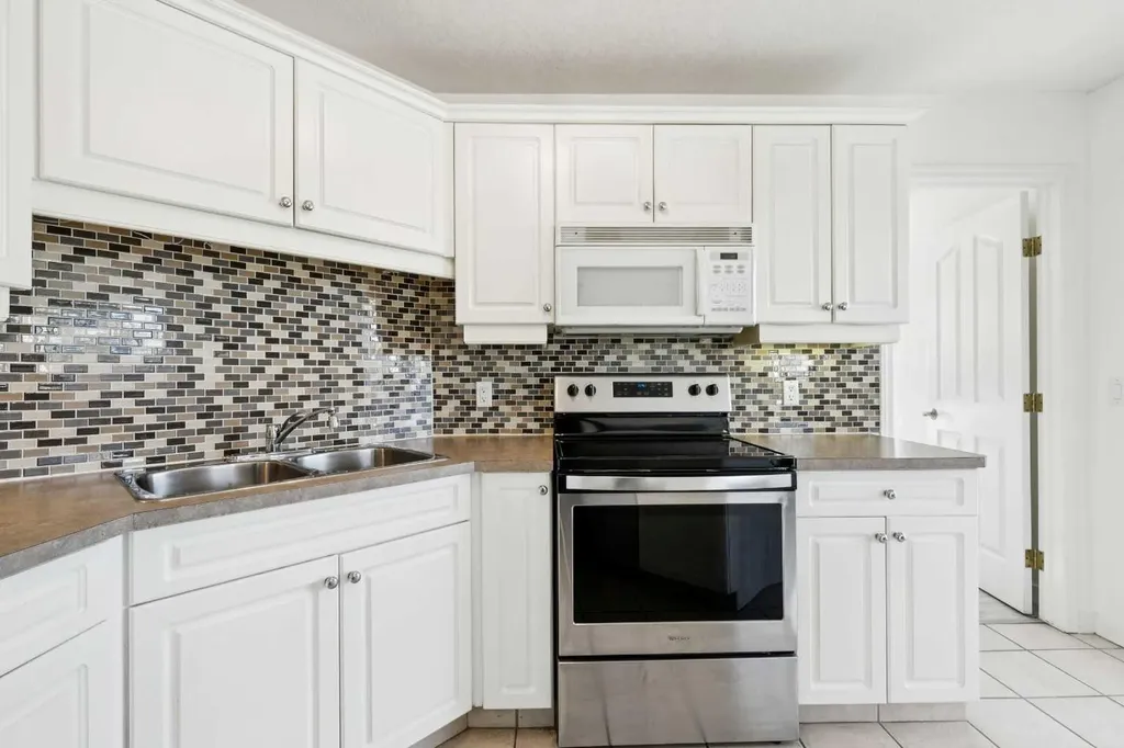 6102 Valleyview Park SE Calgary AB T2B 3R6