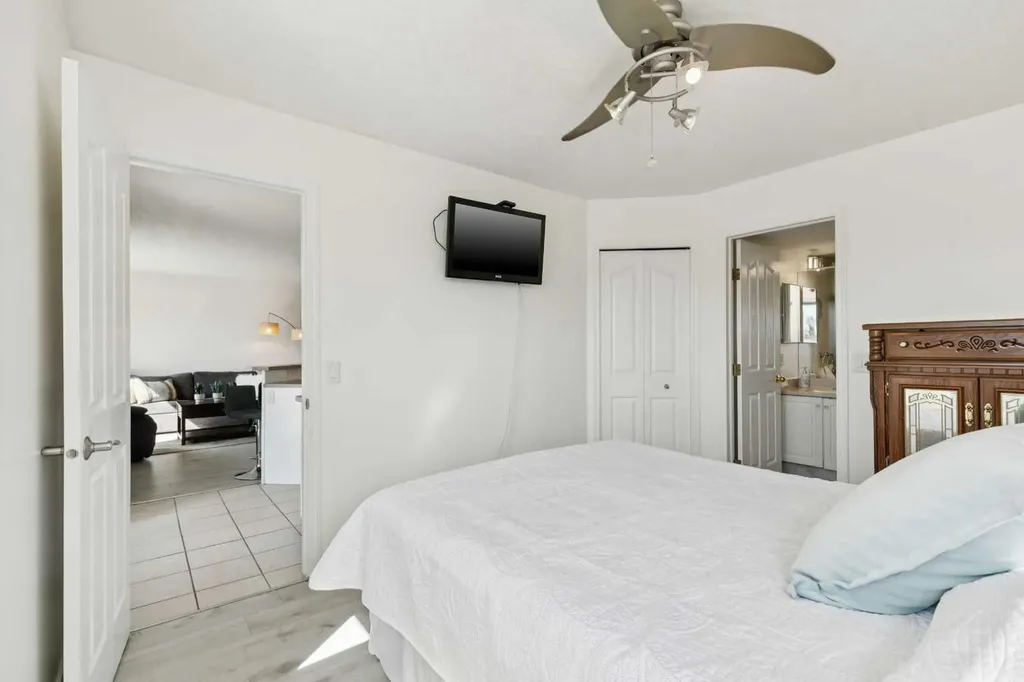 6102 Valleyview Park SE Calgary AB T2B 3R6