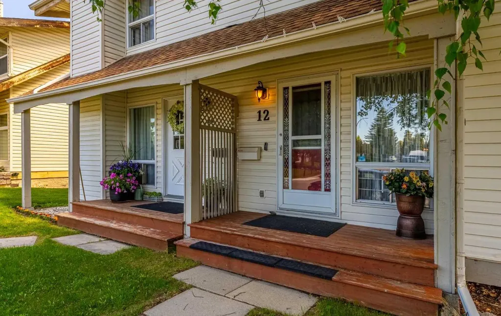 12 Woodhill Road SW Calgary AB T2W 3P2