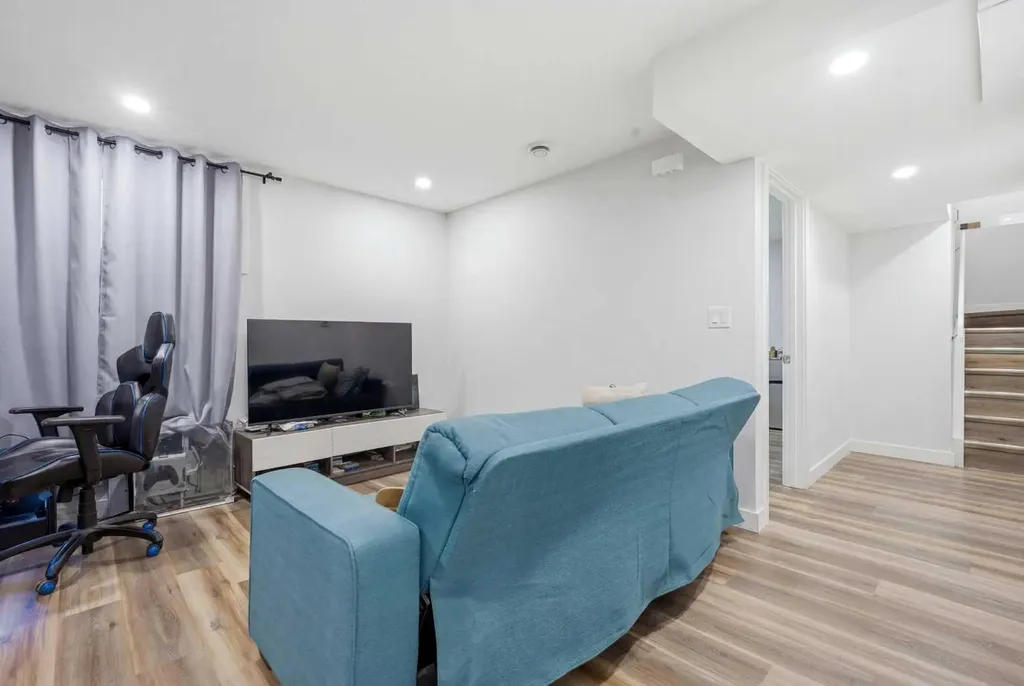 212 Panatella Drive NW Calgary AB T3K0T4