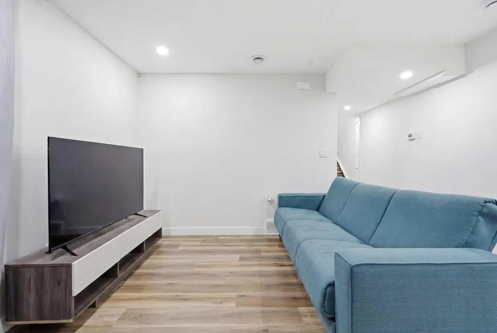 212 Panatella Drive NW Calgary AB T3K0T4