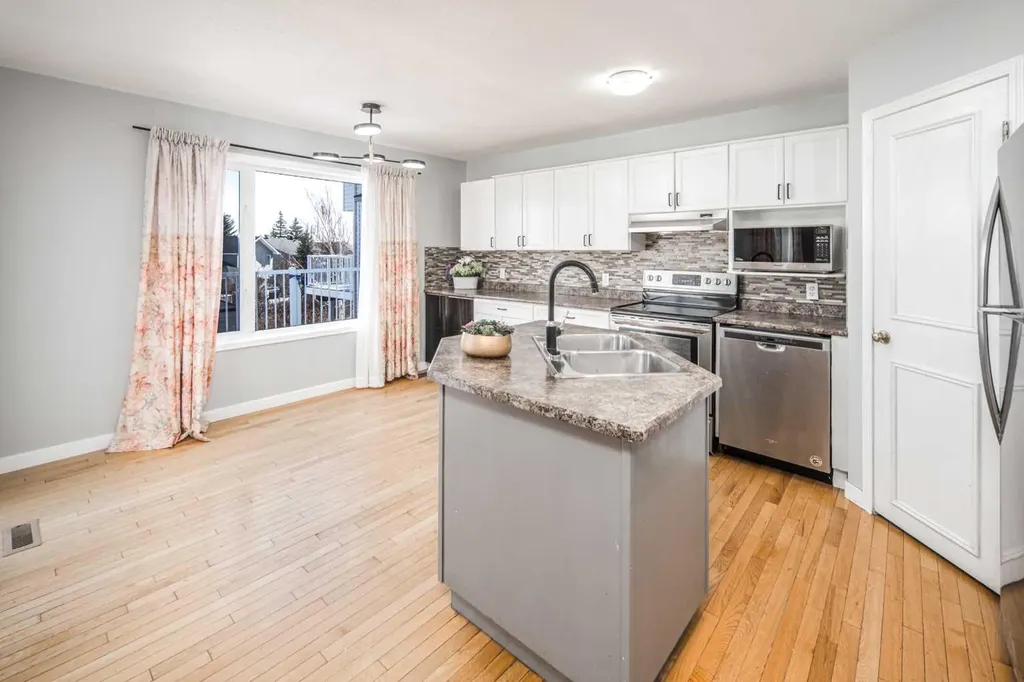 10 Somerset Court SW Calgary AB T2Y 3H4