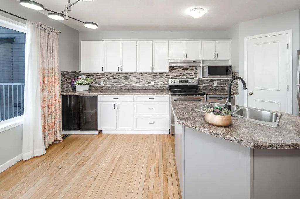 10 Somerset Court SW Calgary AB T2Y 3H4