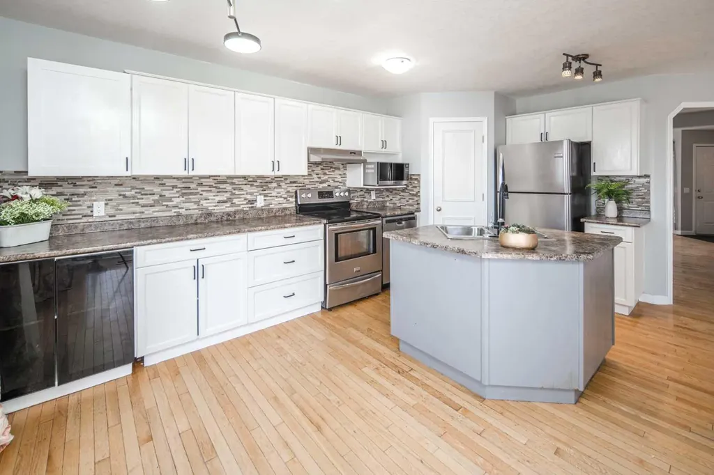 10 Somerset Court SW Calgary AB T2Y 3H4