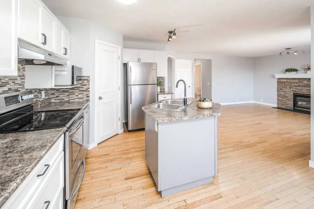 10 Somerset Court SW Calgary AB T2Y 3H4