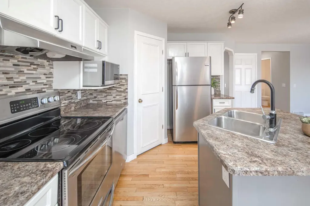 10 Somerset Court SW Calgary AB T2Y 3H4