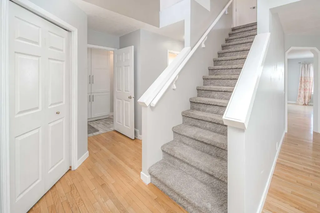 10 Somerset Court SW Calgary AB T2Y 3H4