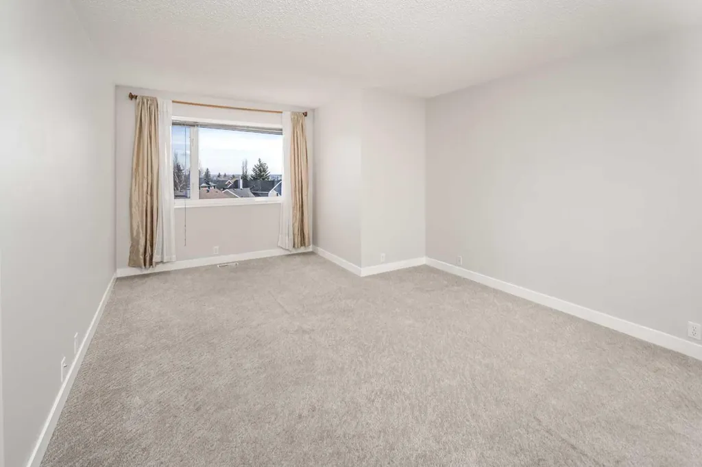 10 Somerset Court SW Calgary AB T2Y 3H4