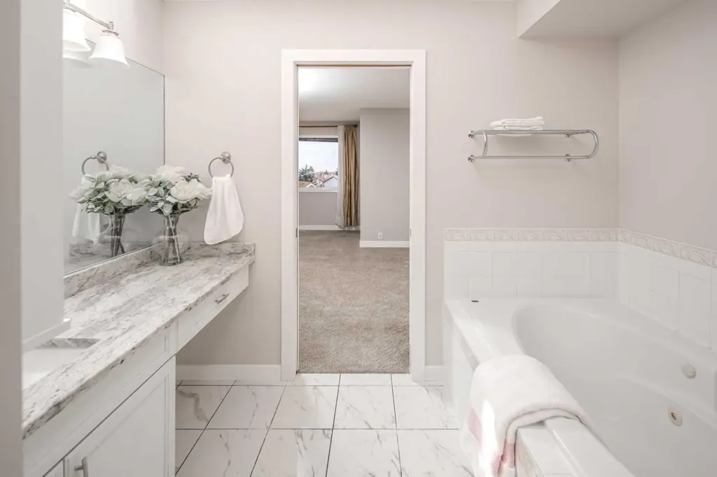 10 Somerset Court SW Calgary AB T2Y 3H4