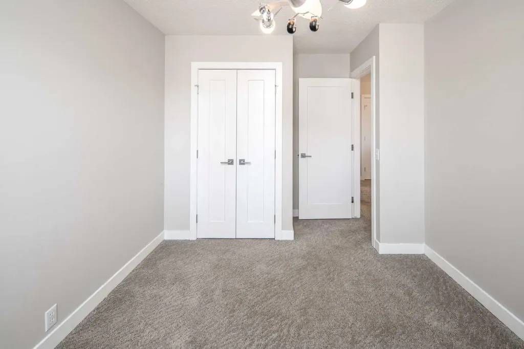 10 Somerset Court SW Calgary AB T2Y 3H4
