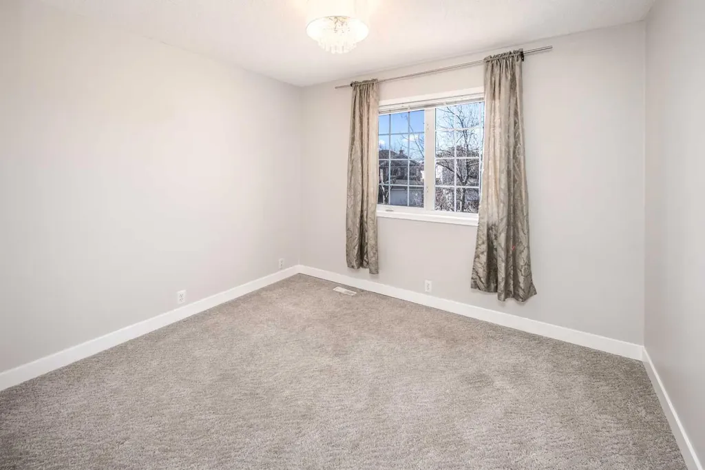 10 Somerset Court SW Calgary AB T2Y 3H4