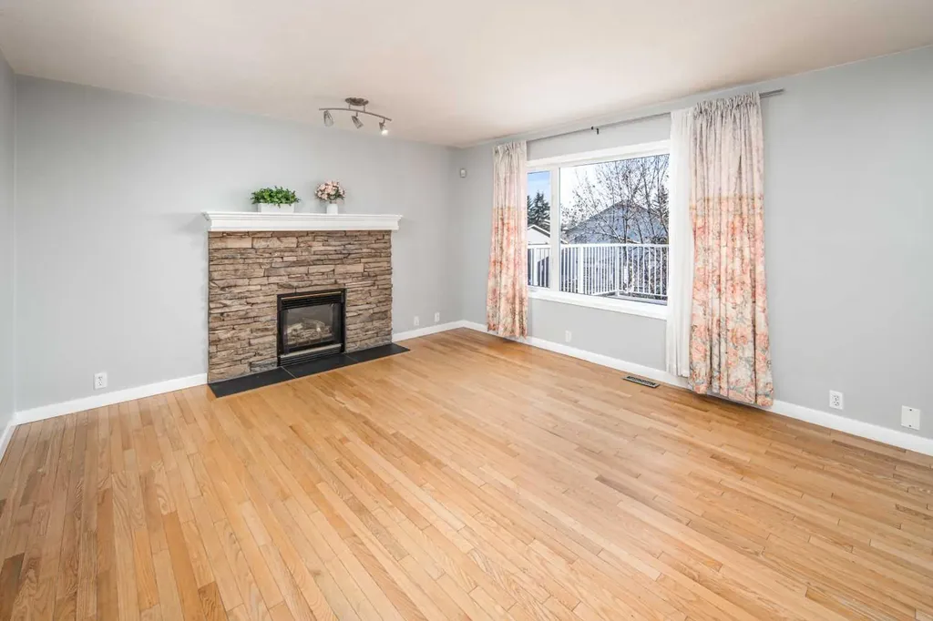 10 Somerset Court SW Calgary AB T2Y 3H4