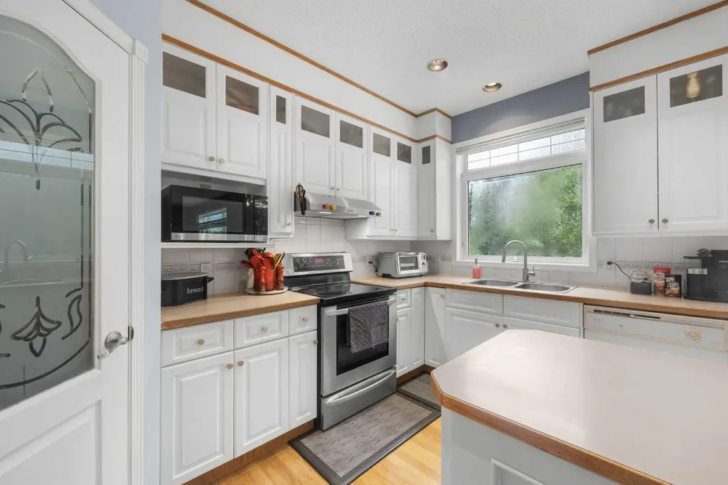 31 Hamptons Heath NW Calgary AB T3A 5E8