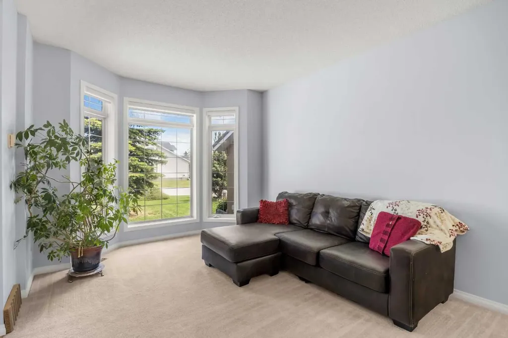 31 Hamptons Heath NW Calgary AB T3A 5E8