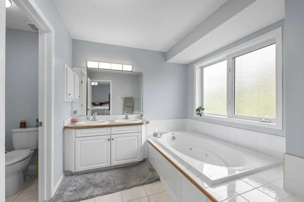 31 Hamptons Heath NW Calgary AB T3A 5E8