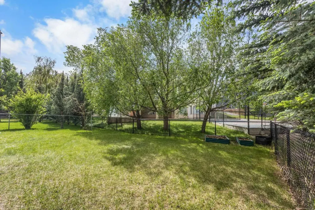 31 Hamptons Heath NW Calgary AB T3A 5E8