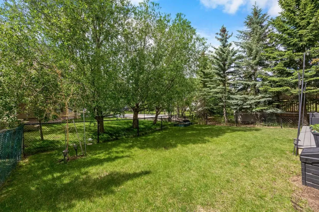31 Hamptons Heath NW Calgary AB T3A 5E8