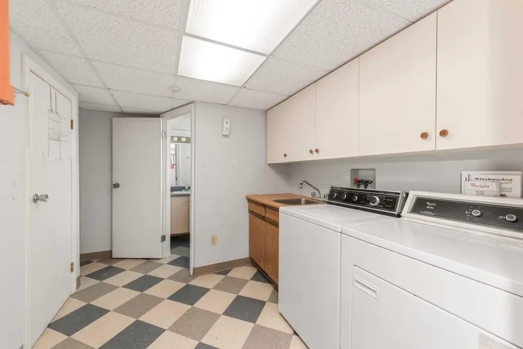 423 Spyhill Road NW Calgary AB T2K 3P1