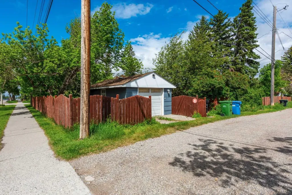 423 Spyhill Road NW Calgary AB T2K 3P1