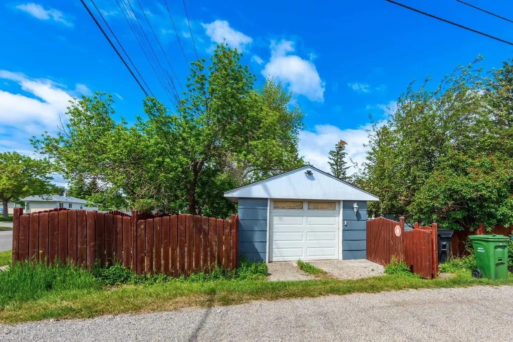 423 Spyhill Road NW Calgary AB T2K 3P1