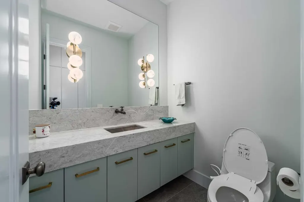 1911 52 Street NW Calgary AB T3B 1C3