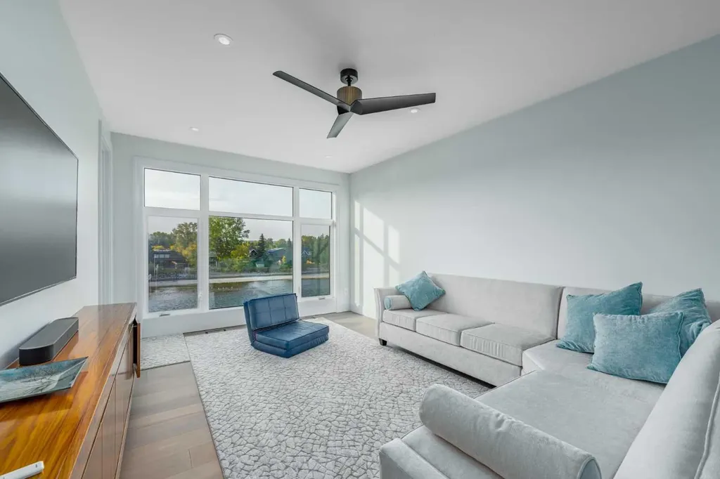 1911 52 Street NW Calgary AB T3B 1C3